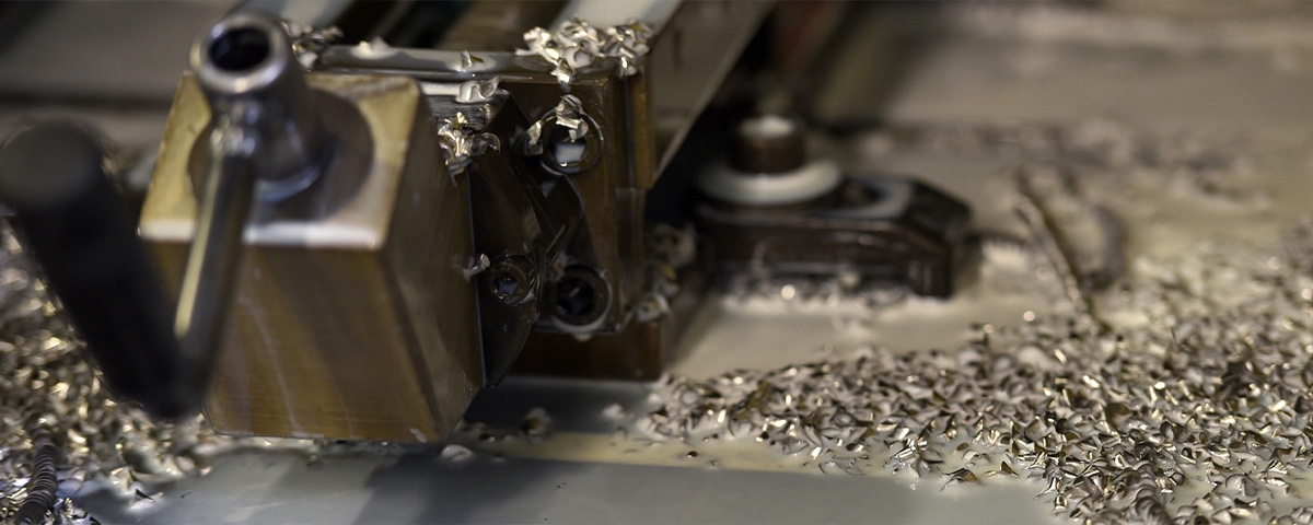 Banner für das Titelbild der Beispielseite. Es zeigt einen metallverarbeitenden Prozess aus den KJF Werkstätten.