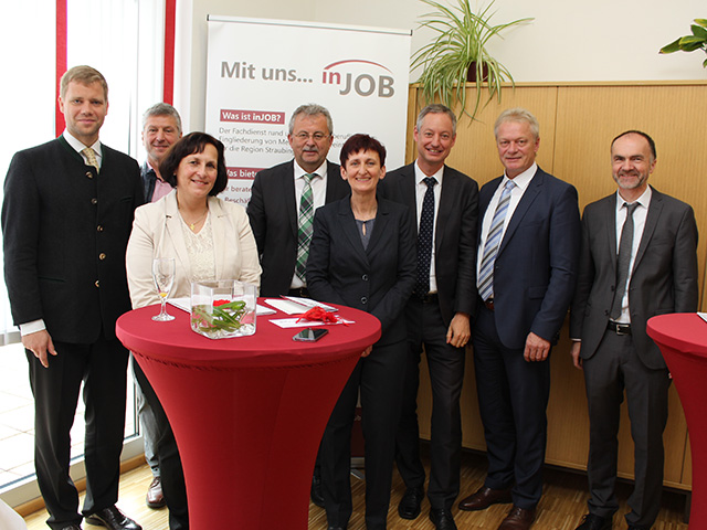 Gruppenbild mit Bezirkstagspräsident Dr. Olaf Heinrich, Integrationsbegleiter Konrad Kellner, Leiterin inJOB Ingrid Schultes, Landrat Josef Laumer, Einrichtungsleiterin Evi Feldmier, OB Markus Pannermayr, MdB Alois Rainer, Geschäftsführer KJF Werkstätten Hans Horn