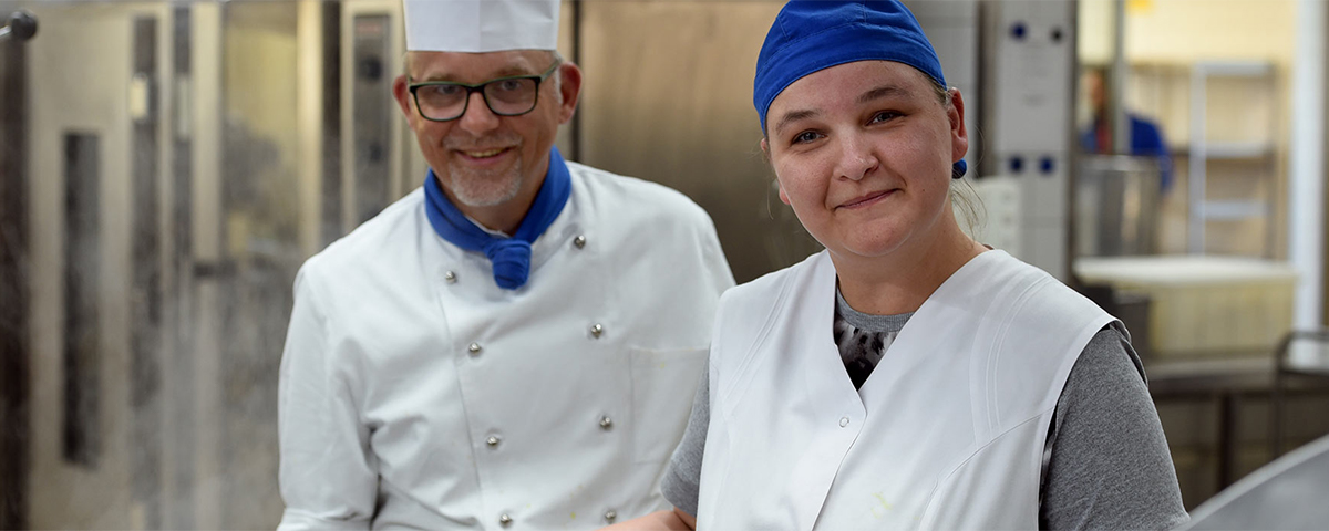 Zwei Mitarbeiter aus dem Dienstleistungsbereich Küche und Hauswirtschaft